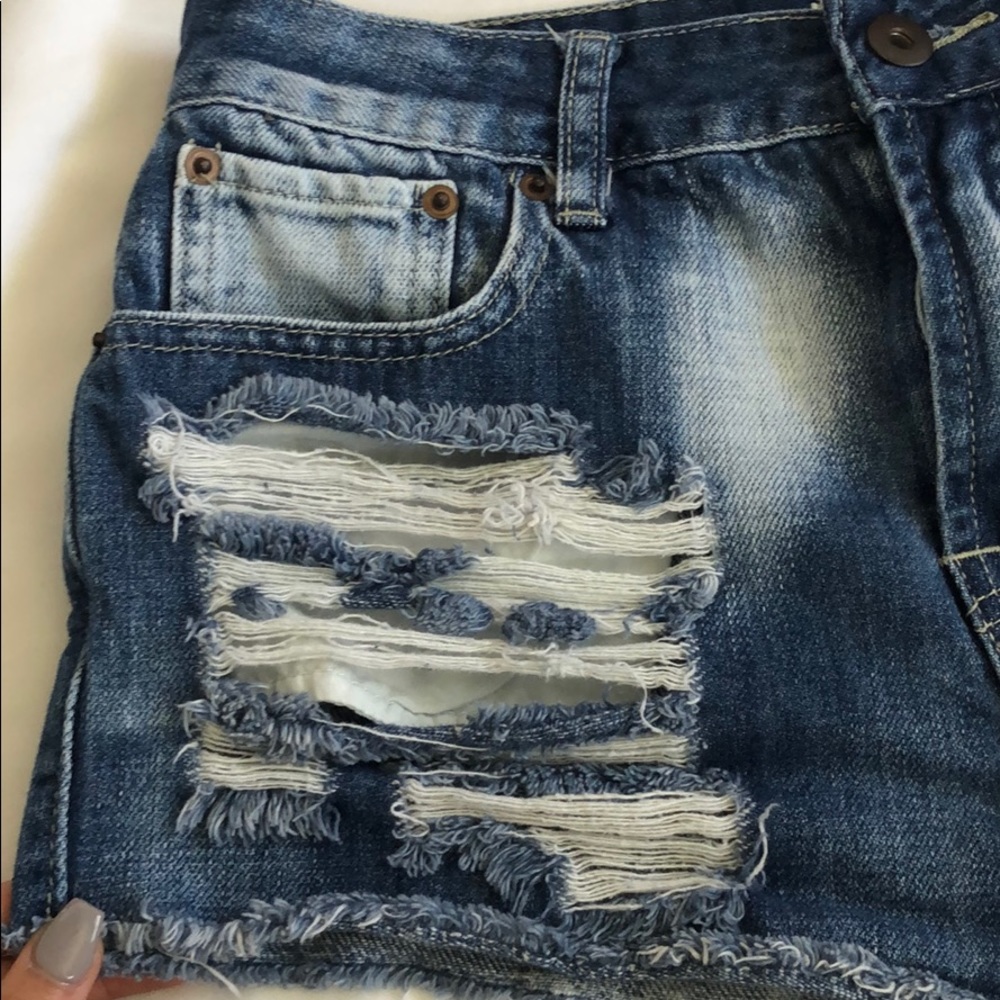 Distressed shorts - Picture 2 of 3